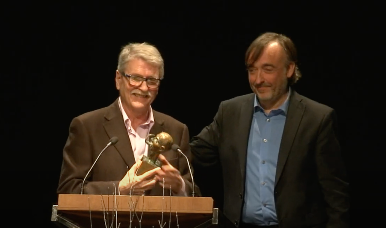 El músic i fundador d'Al Tall Vicent Torrent en l'acte d'homenatge amb l'alcalde de l'Alcúdia, Andreu Salom 