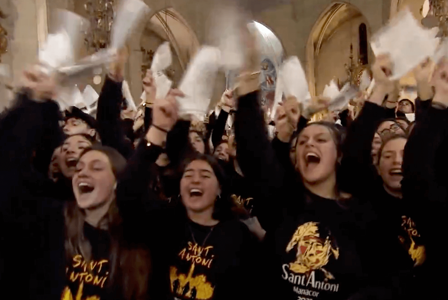 Joves cantant els goigs de Sant Antoni a Manacor, el 2024