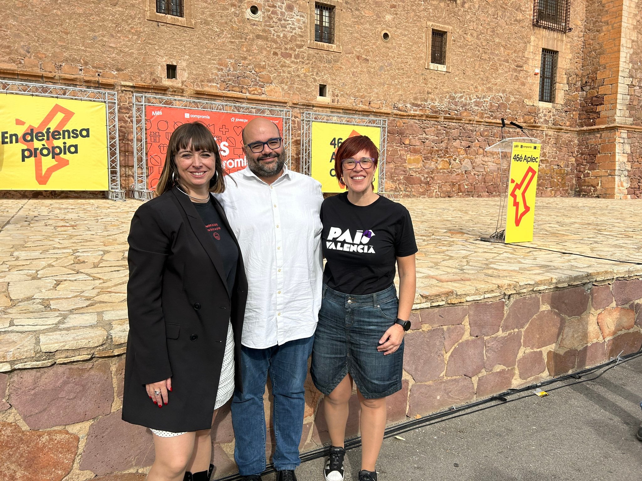 Rubén Cela, membre de l'executiva nacional del BNG, present a l'Aplec del Puig del 2023 en una fotografia amb Amparo Piquer i Àgueda Micó, coordinadora de Més i diputada de Compromís al Congrés respectivament