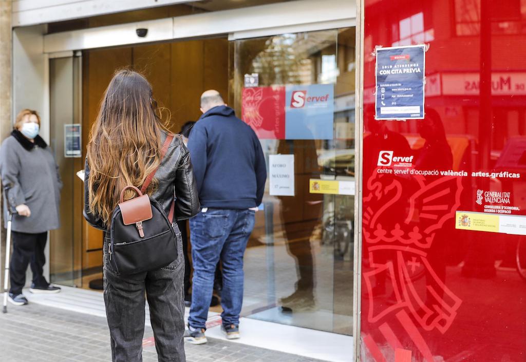 Cua de persones a la porta del Servef | EP
