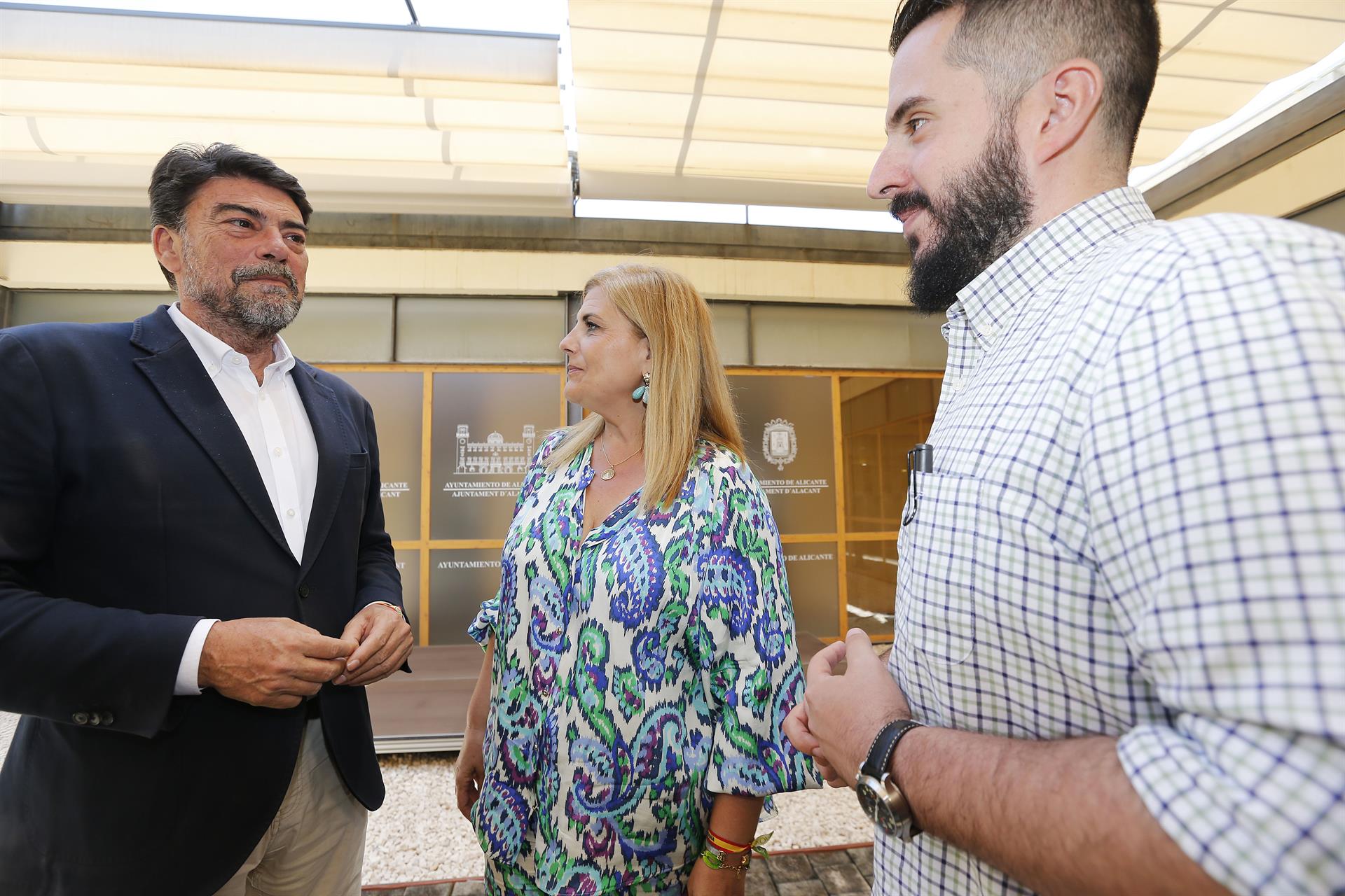 L'alcalde d'Alacant, Luis Barcala (PP), amb els regidors de Vox Carmen Robledillo i Mario Ortolá / Europa Press