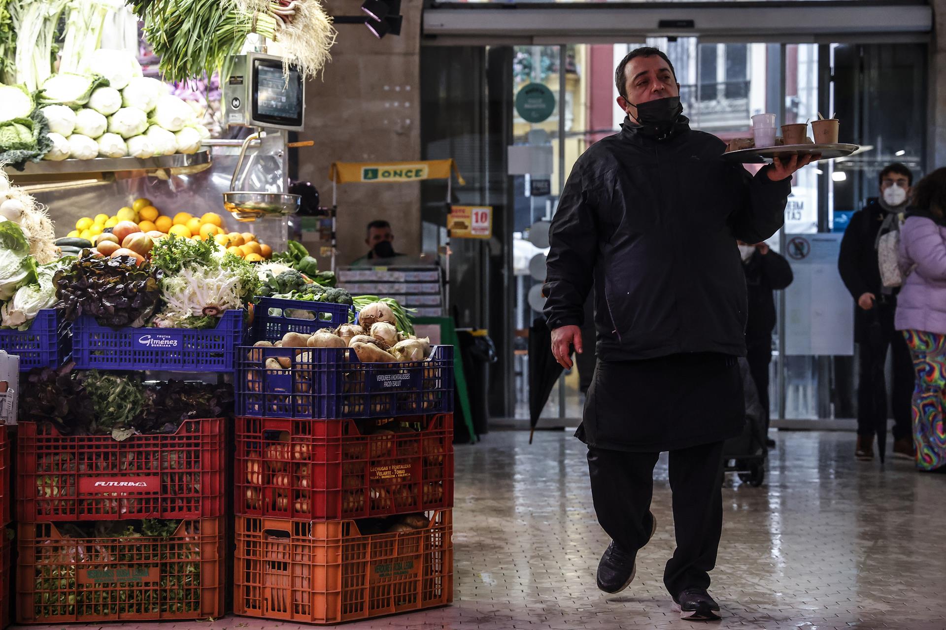 Un treballador en un mercat / Europa Press