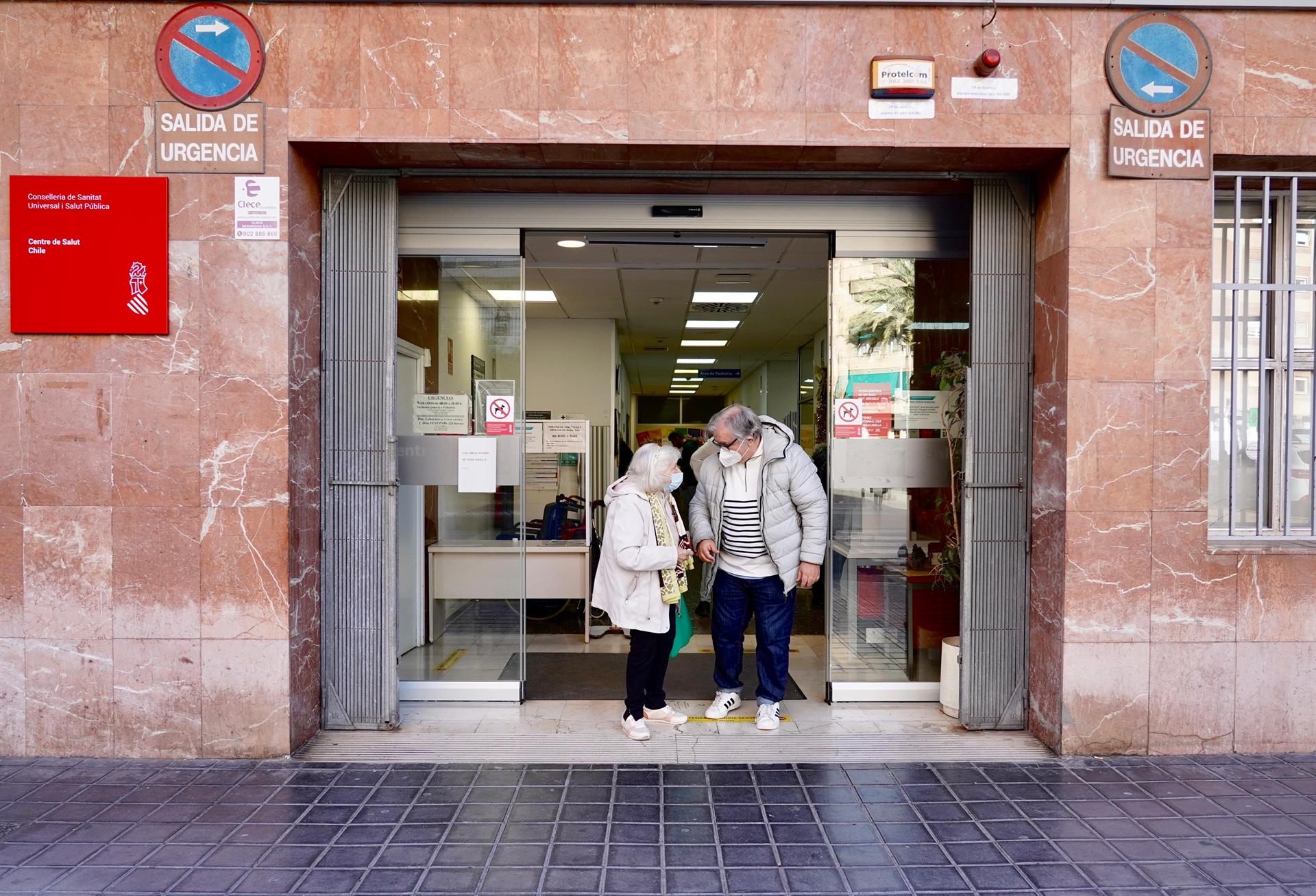 Dues persones visiten un centre sanitari / Europa Press