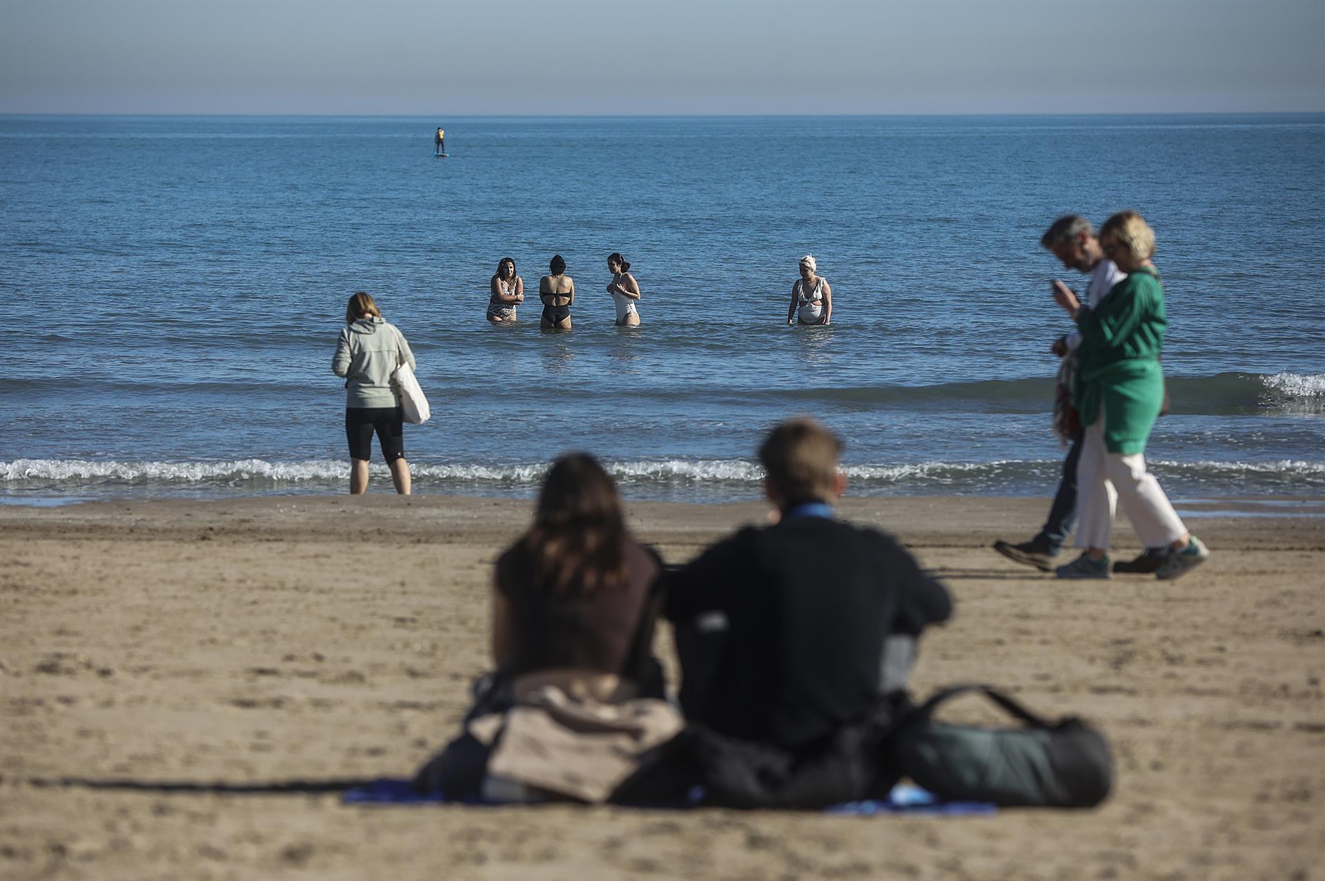 Diverses persones es banyen a la platja de la Malva-rosa, a València, aquest dijous | Rober Solsona | EP