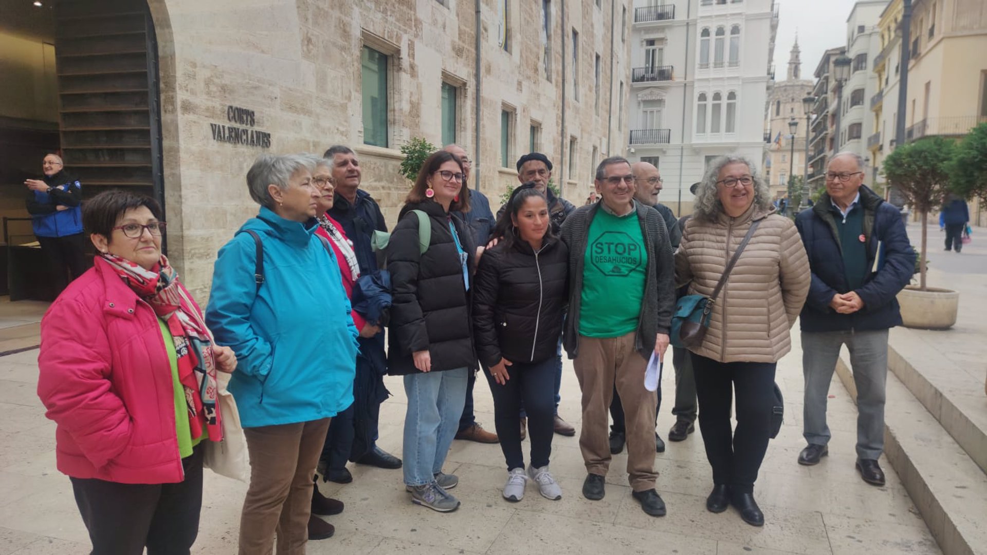 Activistes de la PAH després de mantindre una ronda de reunions amb els grups de Les Corts | EP