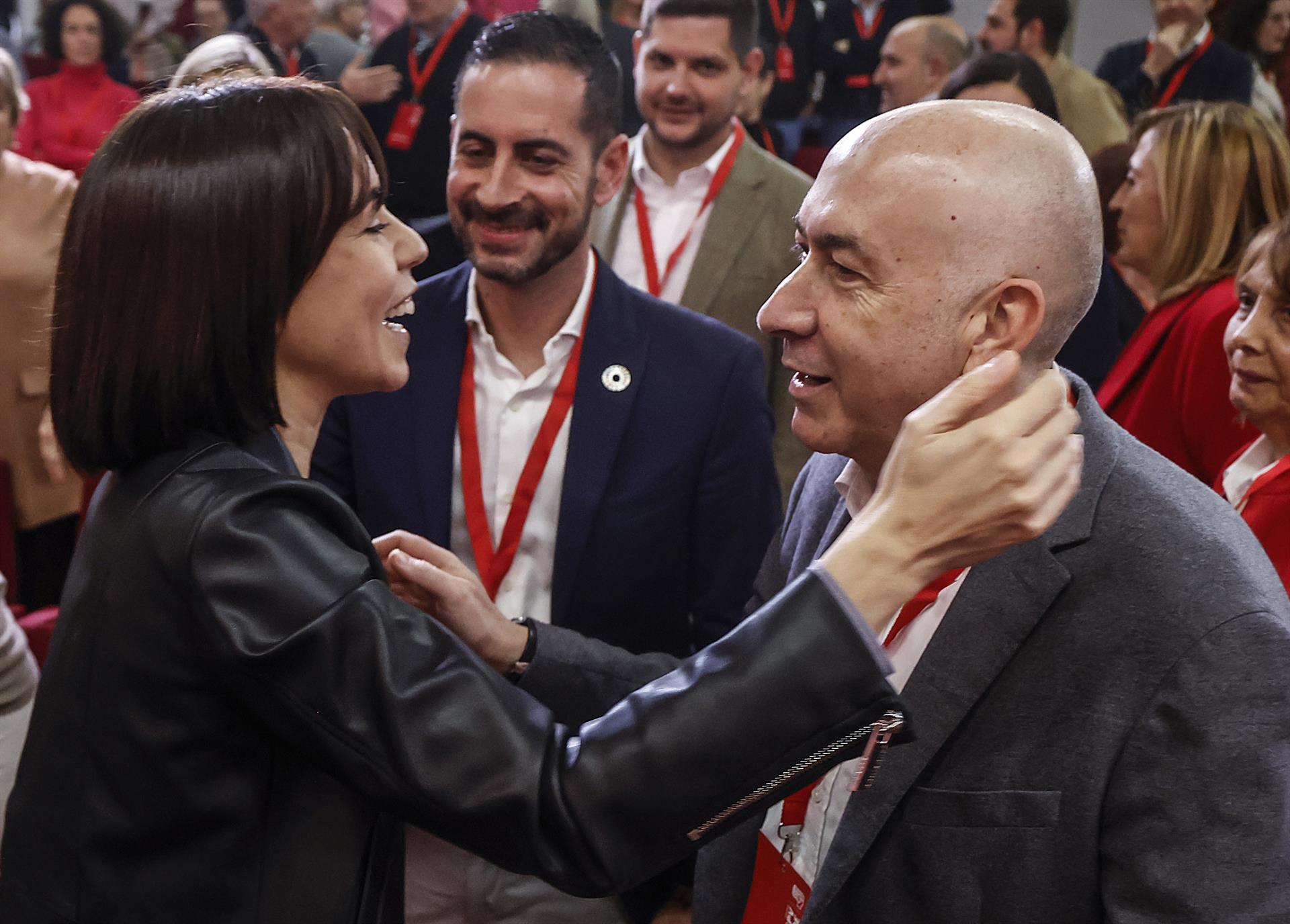 Diana Morant saluda Alejandro Soler amb Carlos Fernández Bielsa davant d'ells / Europa Press