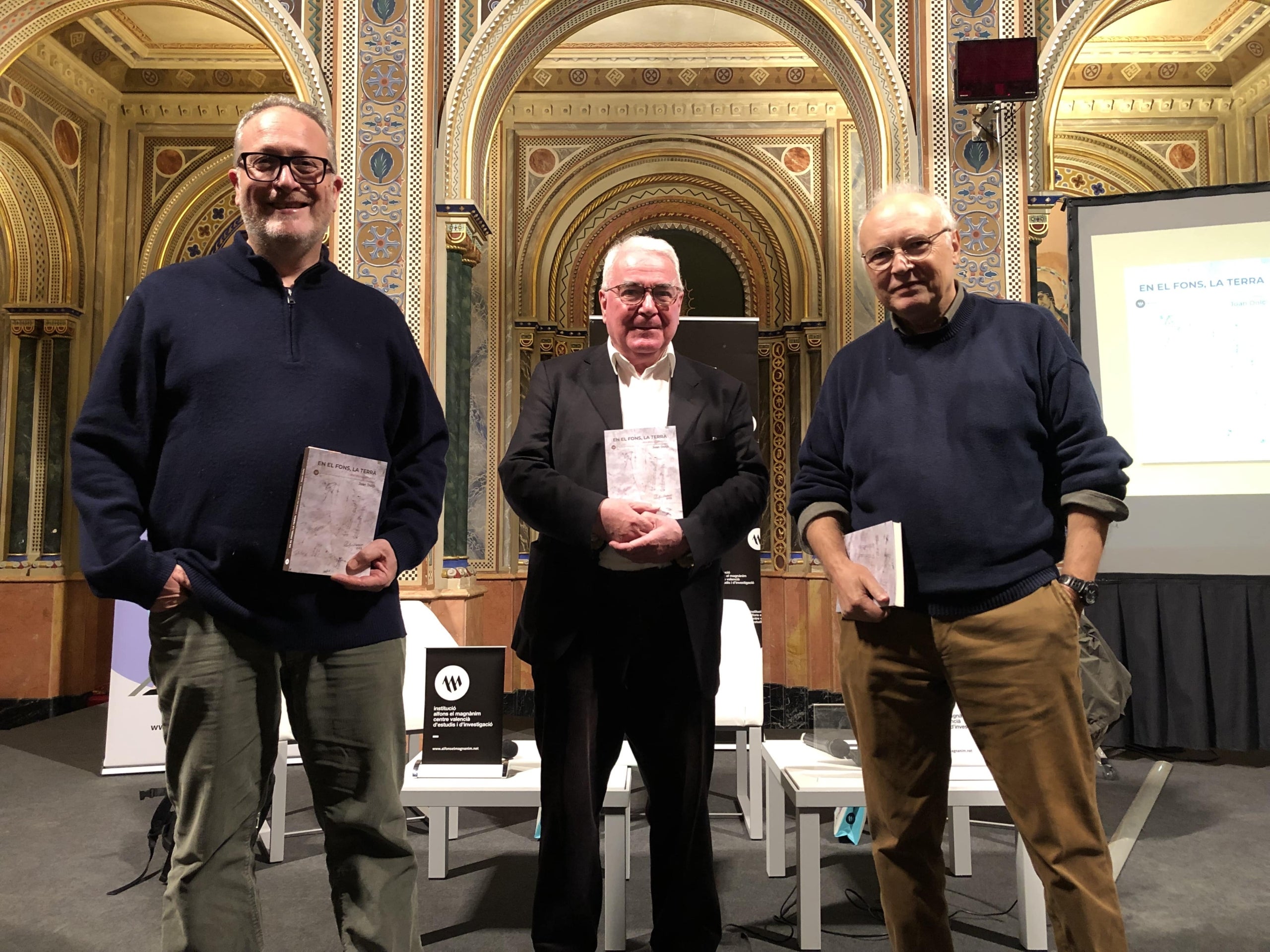 L'autor, Joan Dolç, a la dreta, al costat del director de la col·lecció «País», de Francesc Pérez i Moragon, i del director de la Institució Alfons el Magnànim, Vicent Flor / Institució Alfons el Magnànim