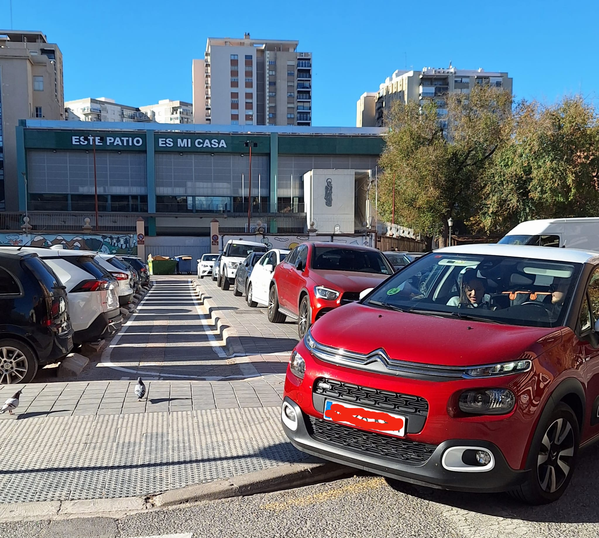 Els cotxes envaint la vorera són habituals en el carrer de Gorgos