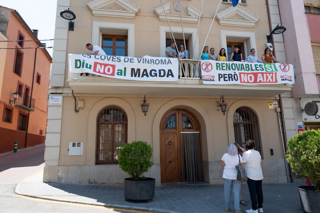 Pancartes contra el projecte Magda a l'Ajuntament de Les Coves de Vinromà (Plana Alta)