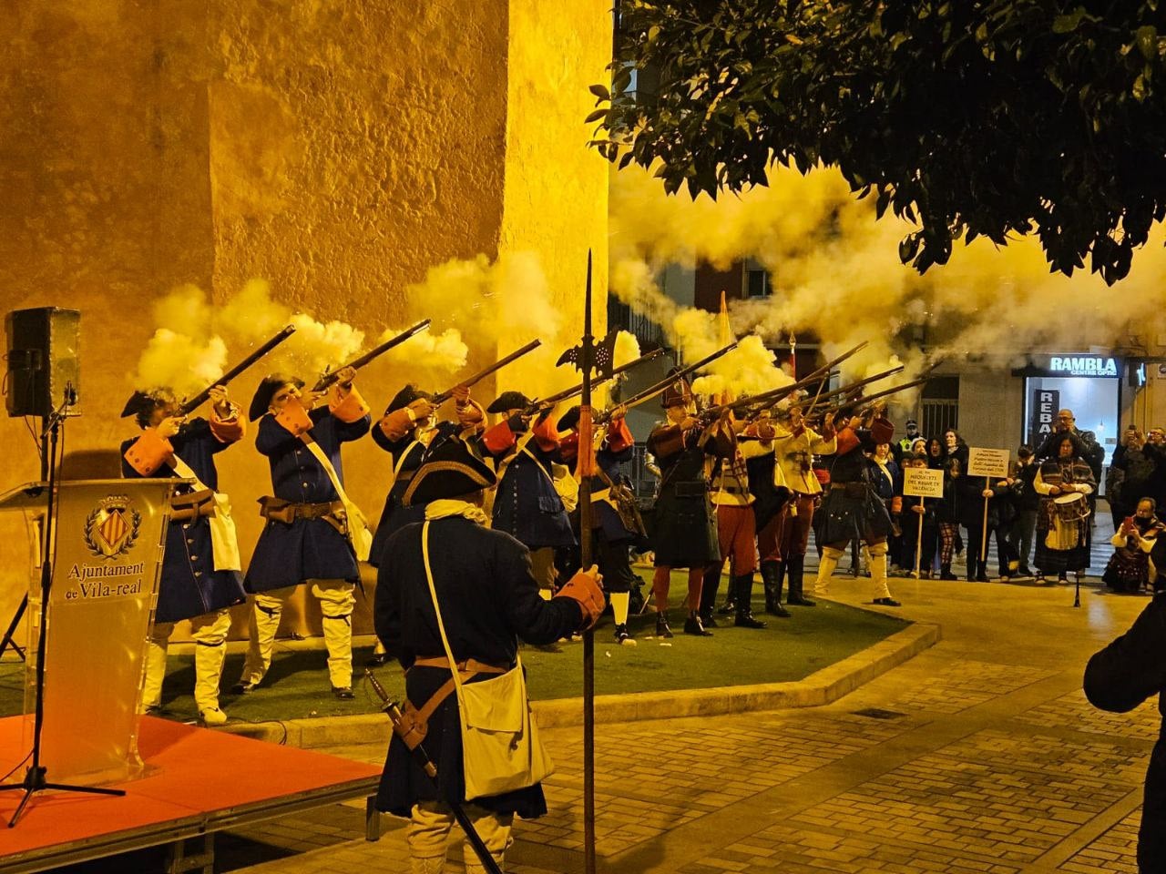 Recreació històrica davant la Torre Motxa de Vila-real durant la Marxa Cívica de l'AC Socarrats