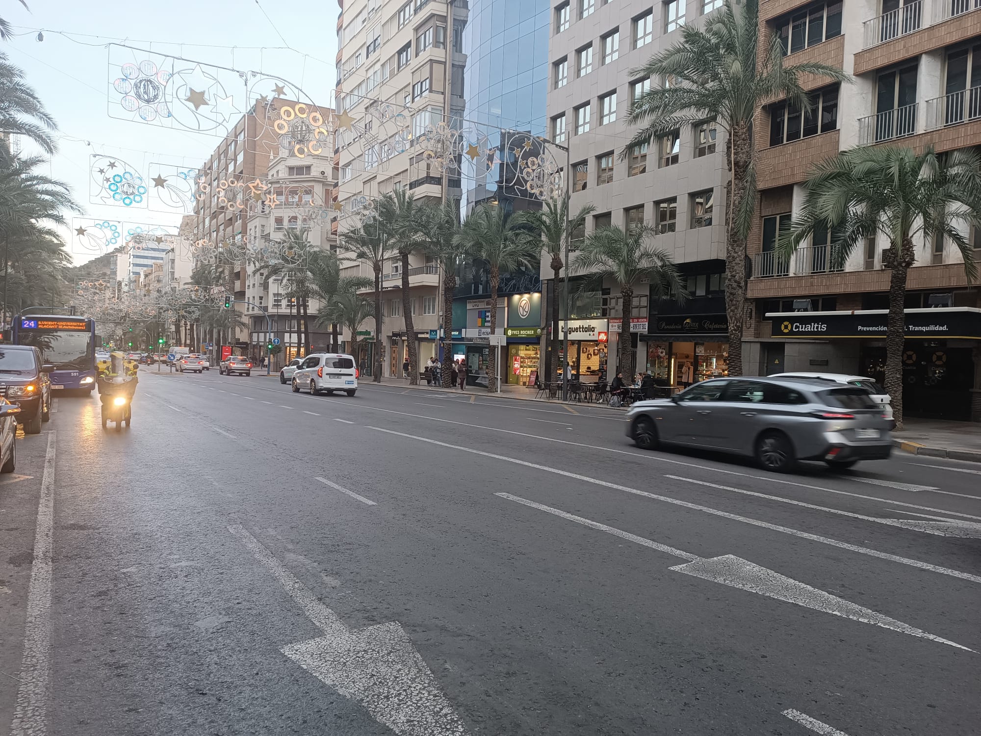 Avinguda Alfos X el Savi d'Alacant, una de les més cèntriques de la ciutat