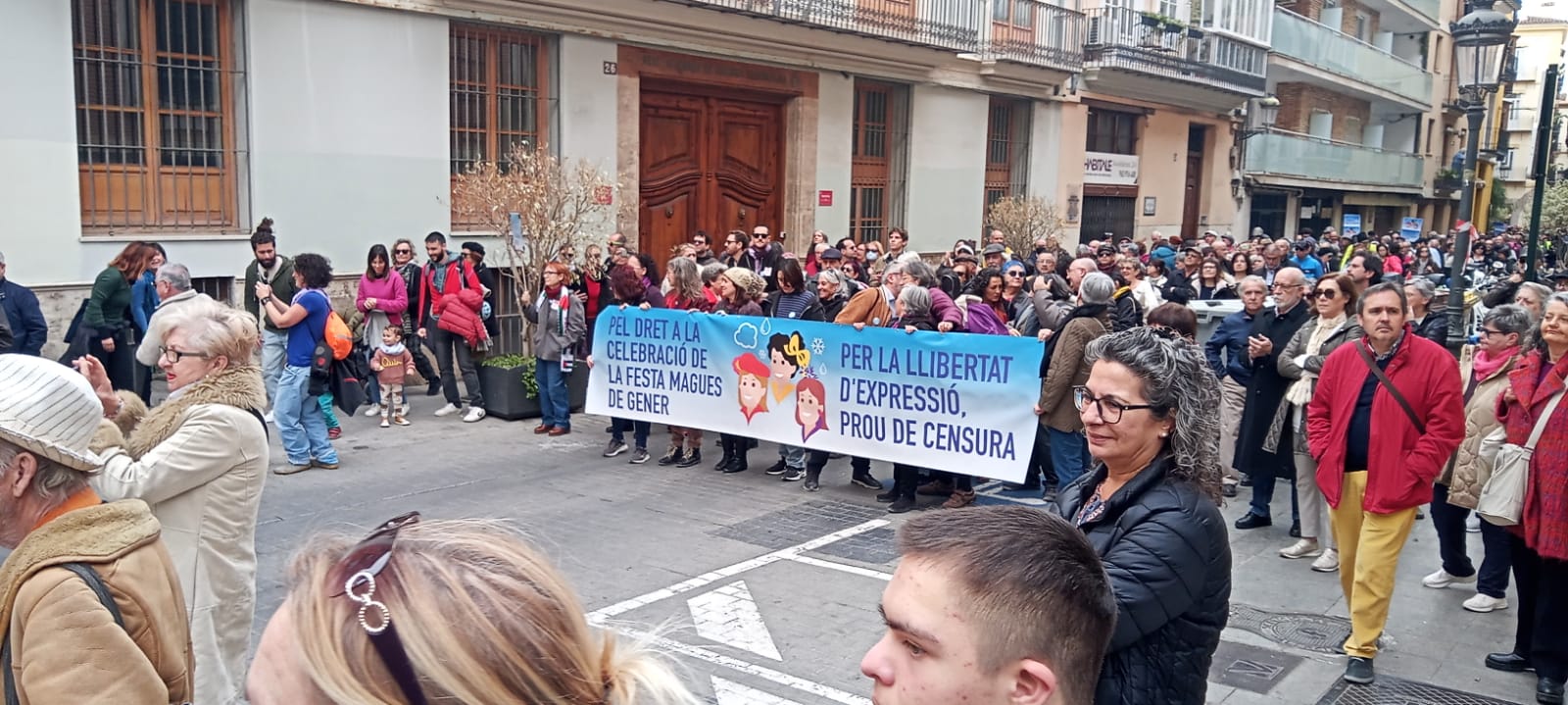 La cavalcada de les Magues de Gener s'ha convertit en un clam a favor de la llibertat d'expressió