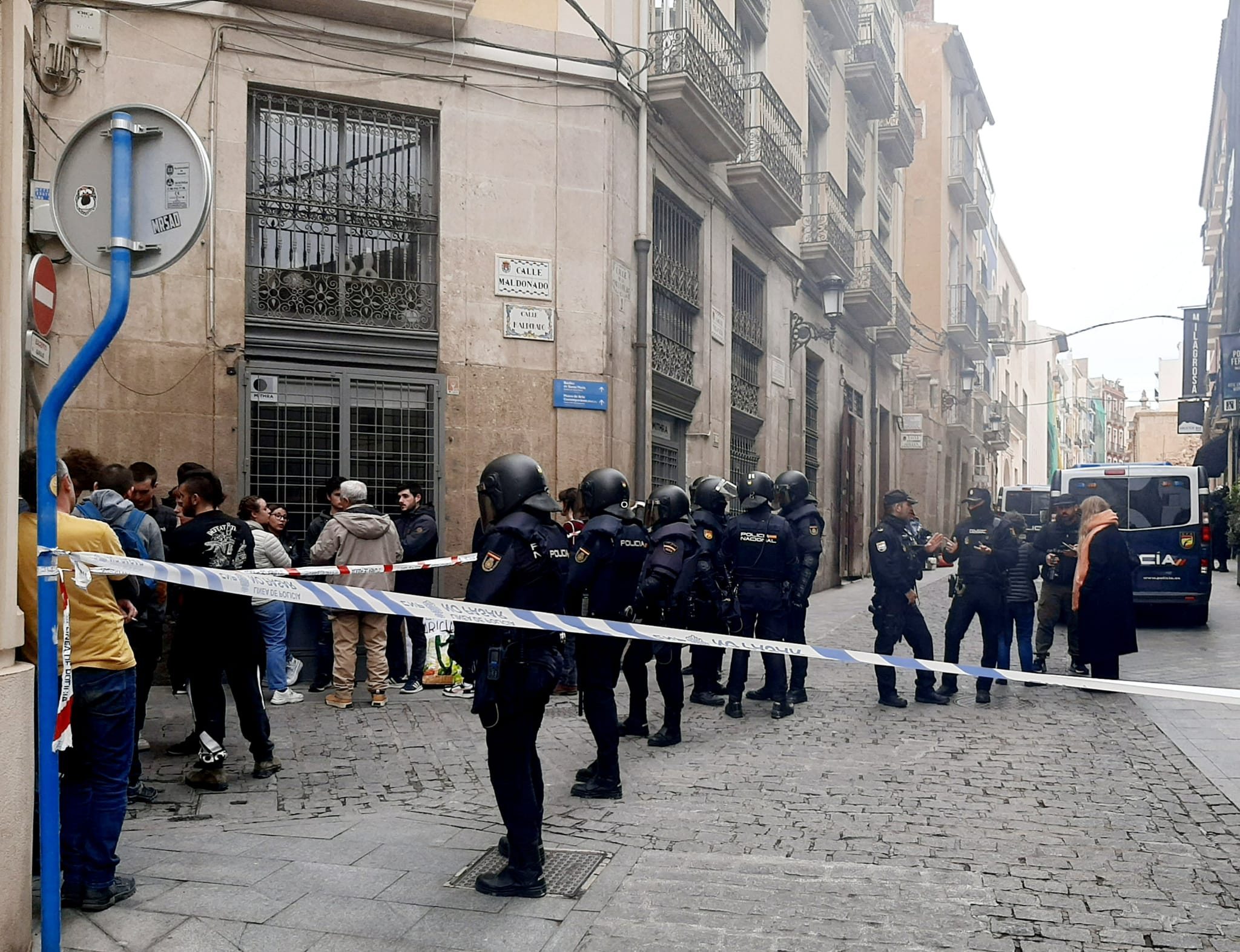 La Policia espanyola pren posicions per a desnonar un veí d'un habitatge del centre històric d'Alacant