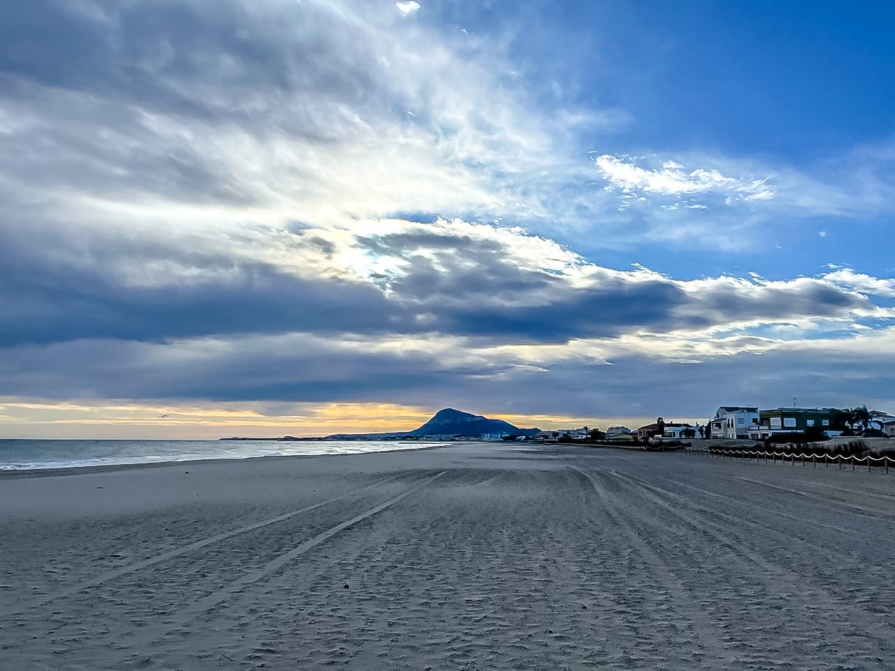 El Montgó des de la platja de Les Deveses de Dénia - Moisès Vizcaino