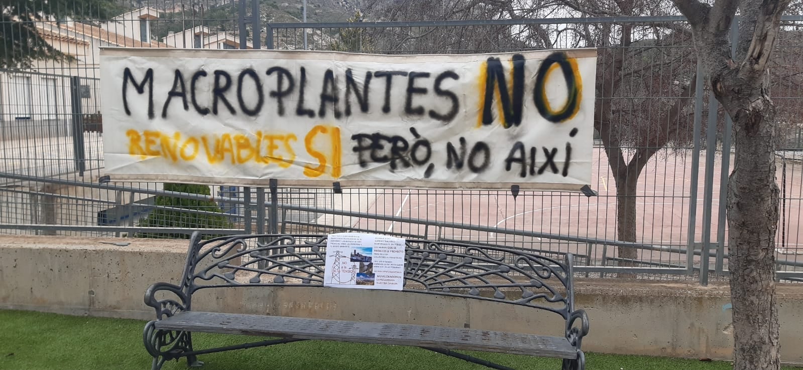 Pancarta de protesta contra les macroplantes fotovoltaiques a Tibi (l'Alcoià) / Facebook