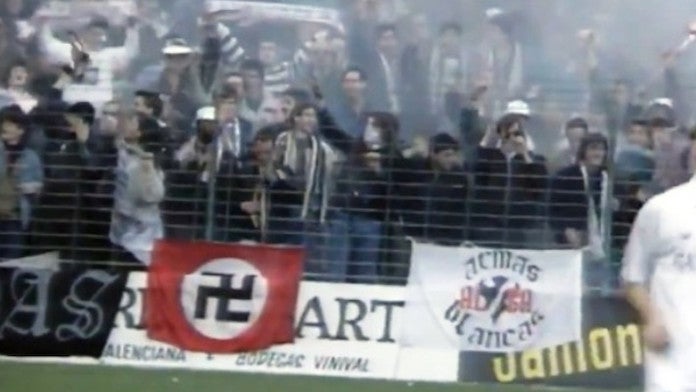 La bandera nazi que Guus Hiddink va ordenar retirar a l'estadi de Mestalla
