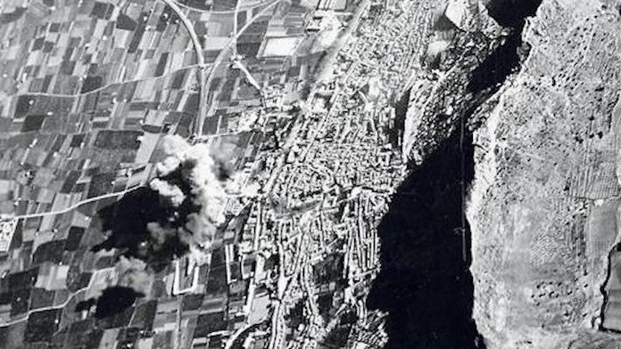 Imatge aèria del bombardeig feixista de l'estació de Xàtiva el 1939