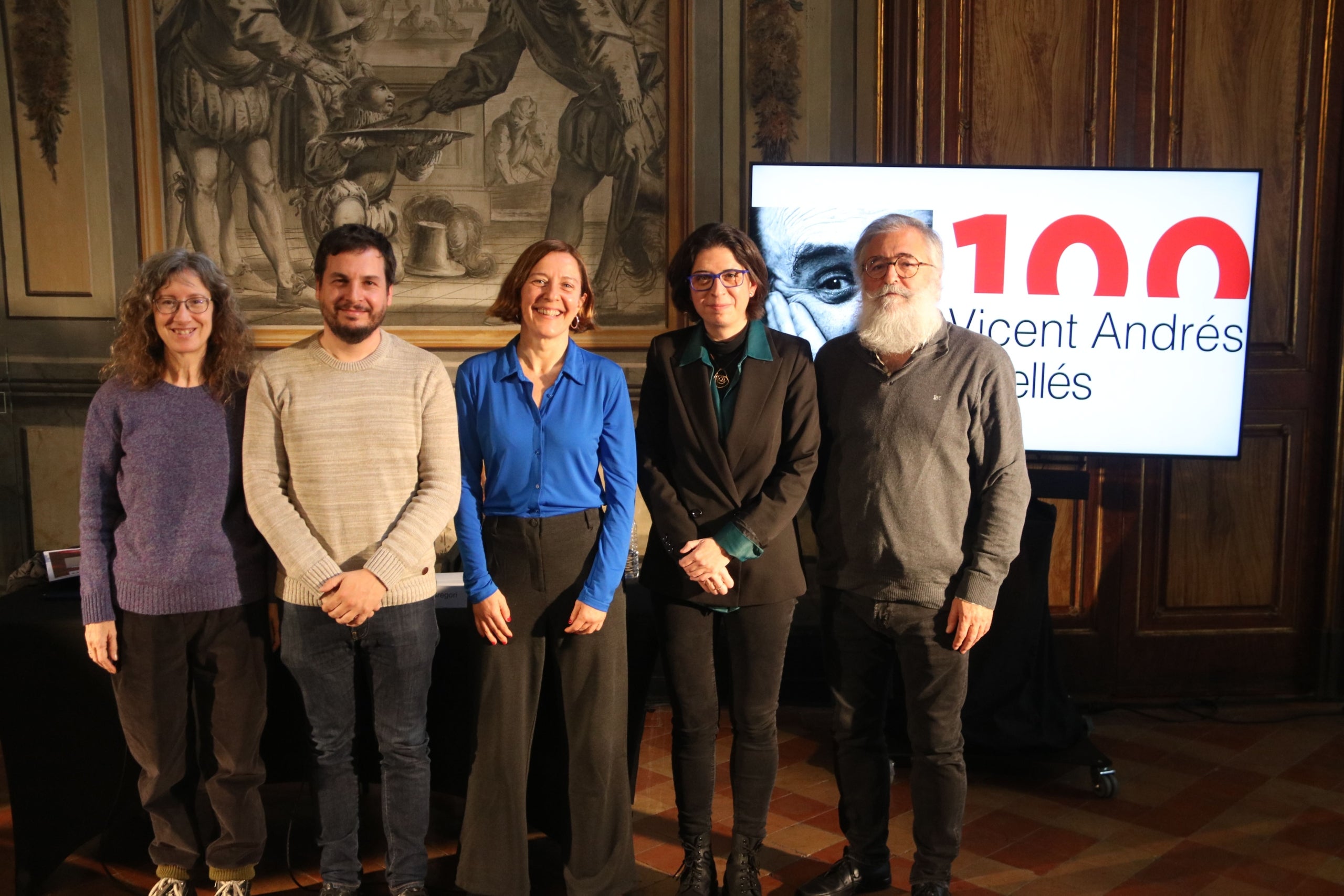 Anna Gascon, d'Acció Cultural; el cantautor Pau Alabajos; Izaskun Arretxe, directora de la ILC; la comissària de l'Any Estellés Àngels Gregori i l'activista cultural Tonetxo Pardiñas / Agència Catalana de Notícies