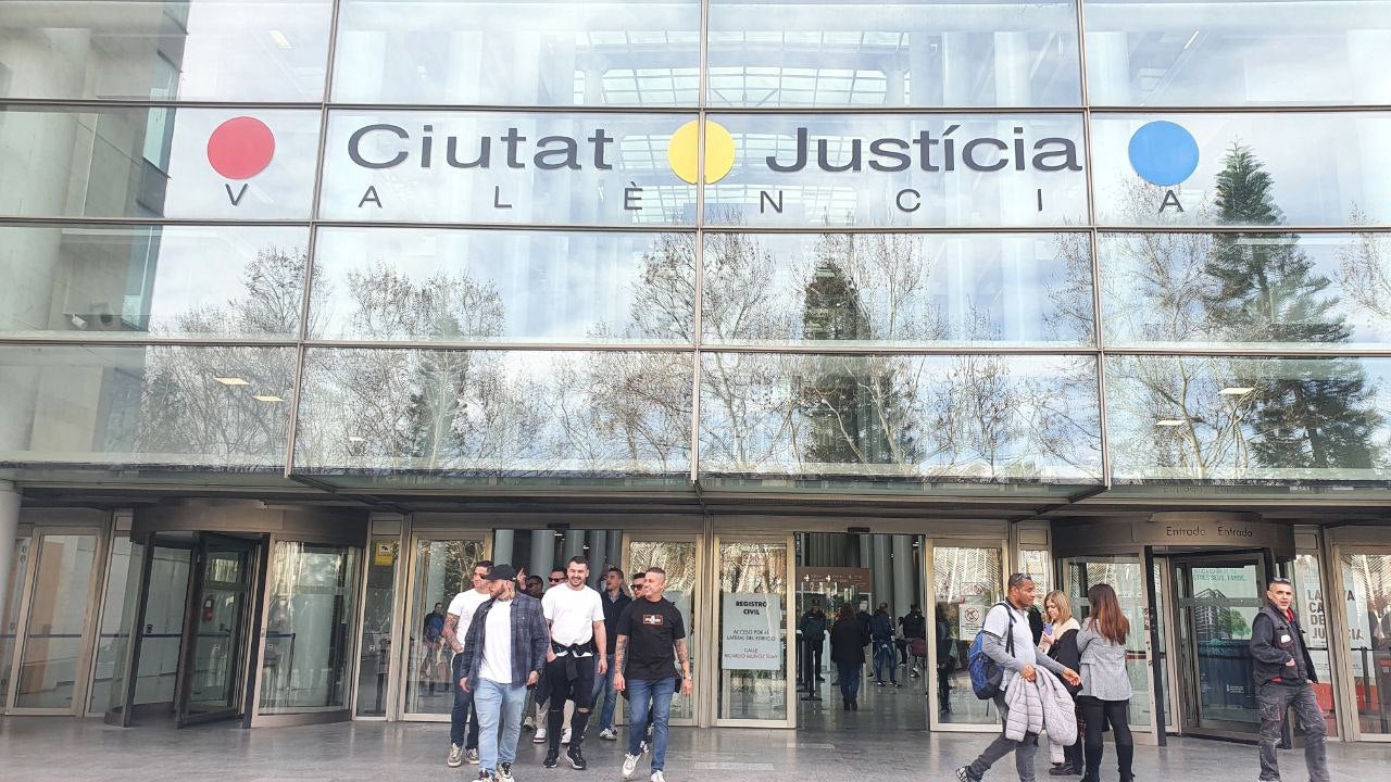 Els condemnats del 9-O eixint de la Ciutat de la Justícia després d'admetre els seus delictes