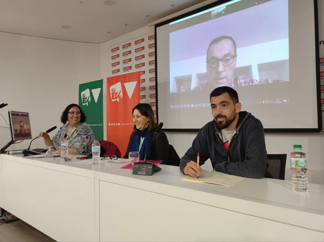 El candidat alternatiu, Pedro Mario Pardo, a la dreta, al costat de la coordinadora d'EUPV Rosa Pérez Garijo (al centre) en un acte de partit