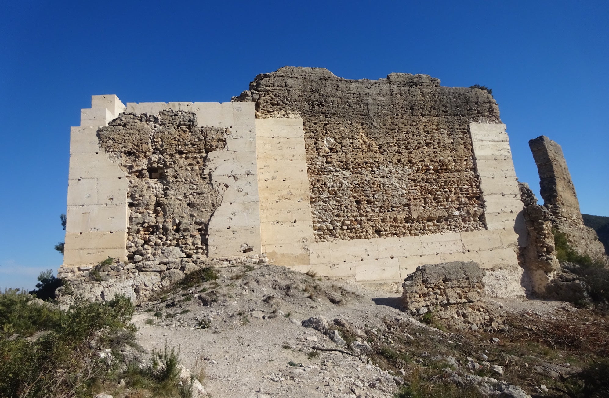 Llenç de muralla del castell de Vallada restaurat durant la fase 1B