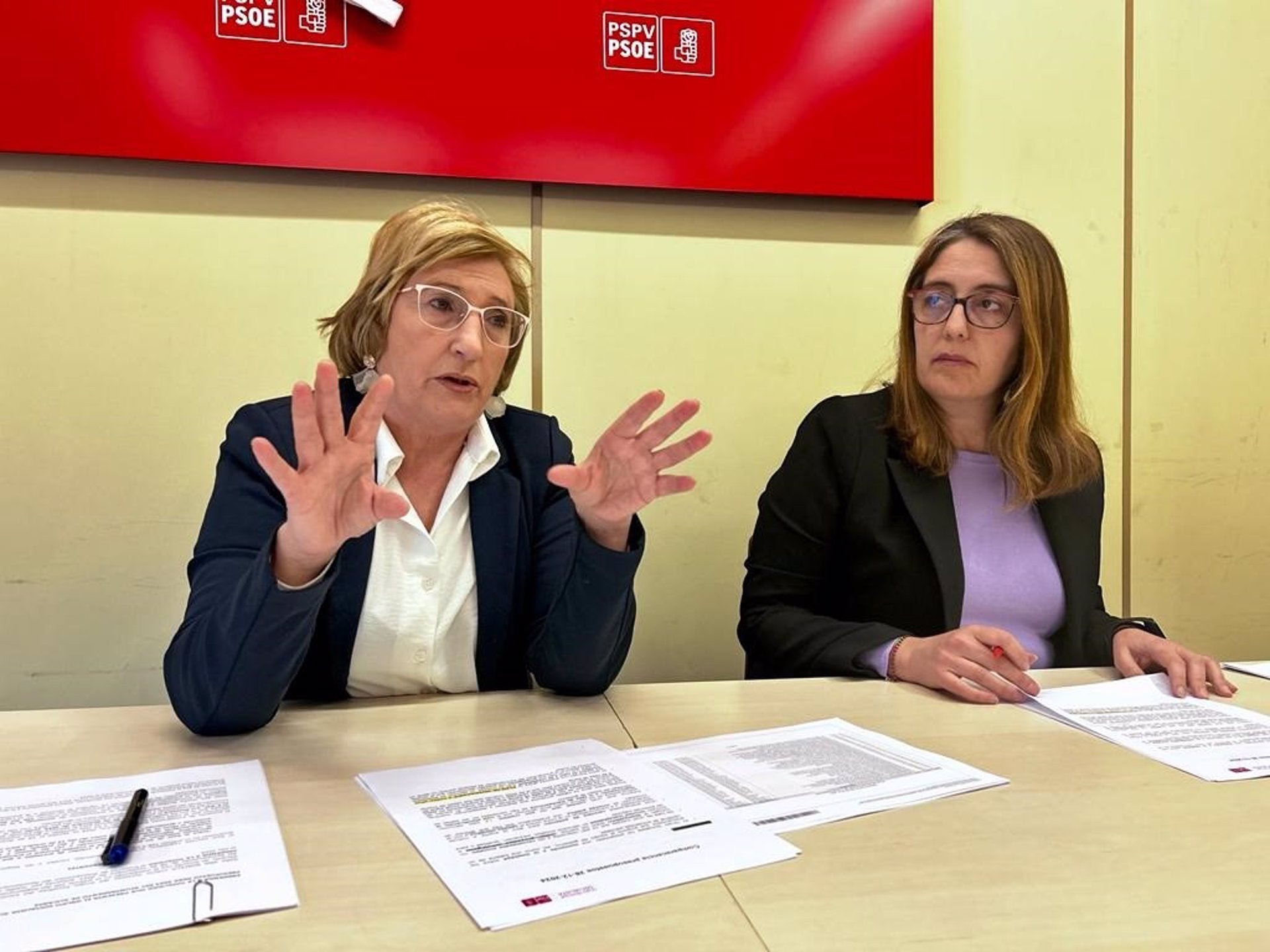 La portaveu socialista a l'Ajuntament d'Alacant, Ana Barceló, amb la regidora Silvia Castell / Europa Press