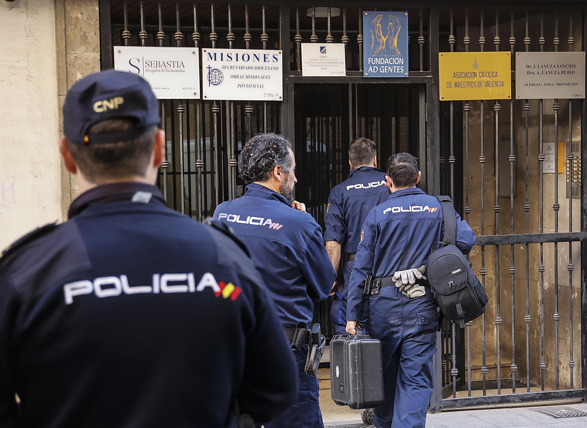 Diversos agents de la Policia Nacional treballen al lloc de l'assassinat del canonge emèrit de la Seu de València | Rober Solsona | EP