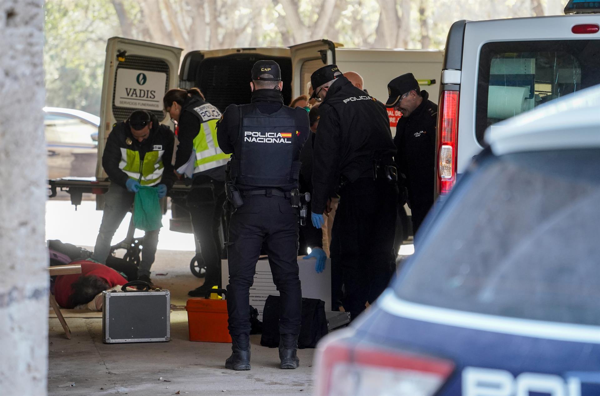 La policia en un pont de l'antic llit del Túria a València, investigant la mort d'un home | Eduardo Manzana | EP Arxiu