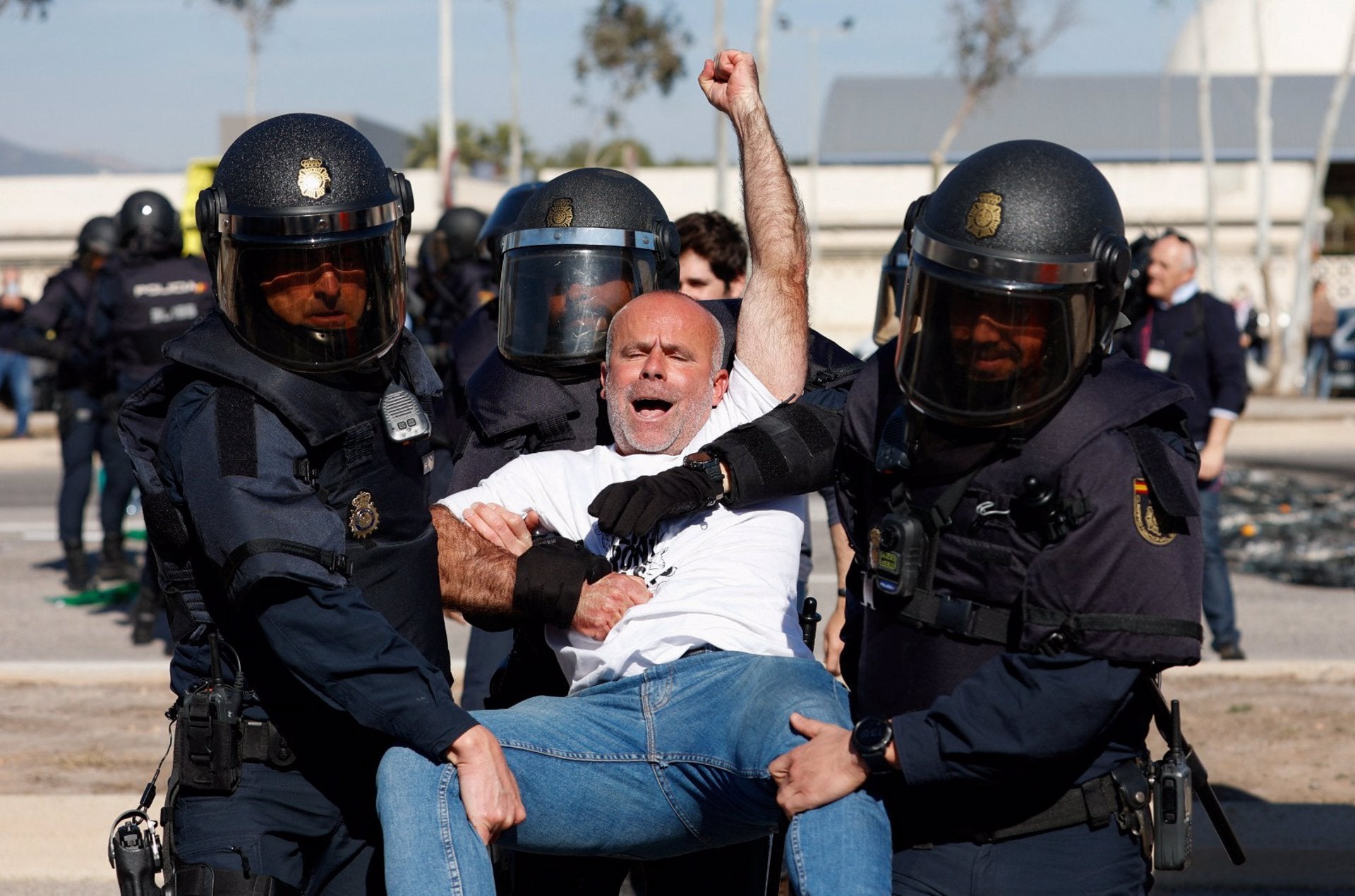 La policia desallotja el secretari general de La Unió, Carles Peris, de la protesta al port de Castelló de la Plana | Eva Mañez | Reuters