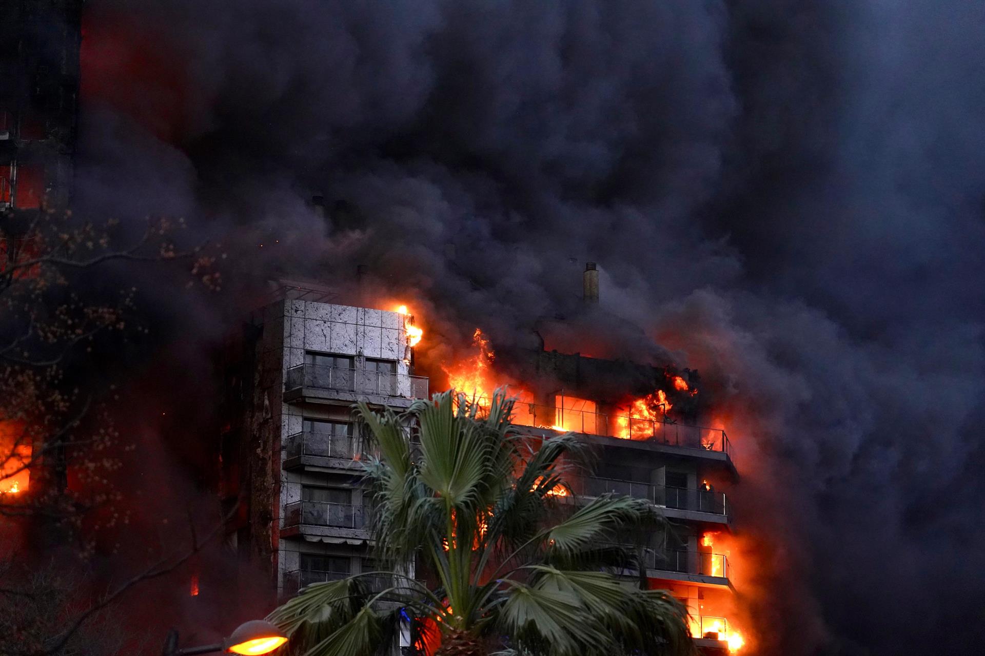 Incendi en un edifici de Campanar, a València | Eduardo Manzano | EP