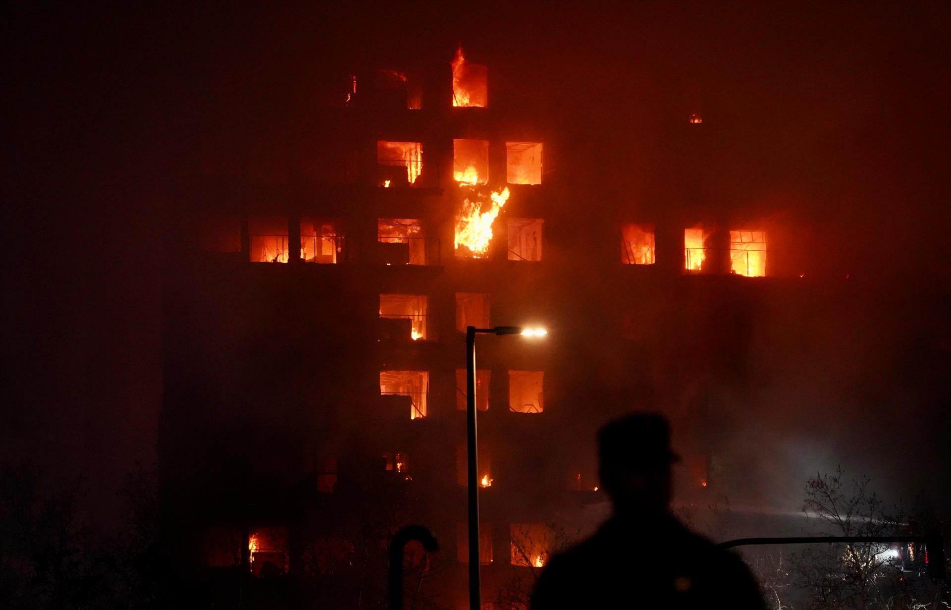 Incendi a l'edifici de Campanar / Europa Press