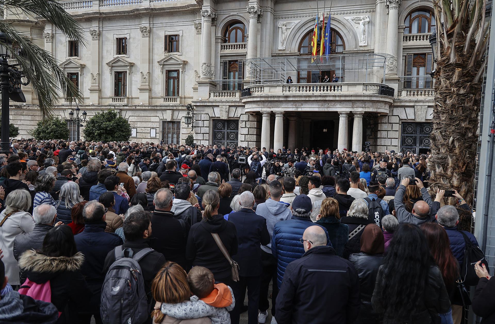 Centenars de persones participen en el minut de silenci en record de les víctimes de l'incendi de Campanar | Rober Solsona | EP