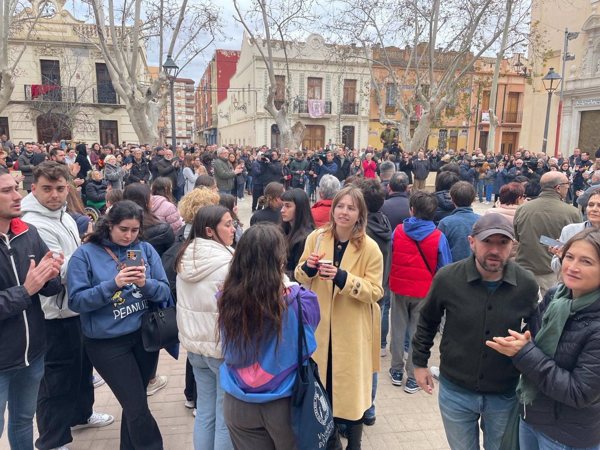 Centenars de veïns de Campanar secunden el minut de silenci en record de les víctimes mortals de l'incendi