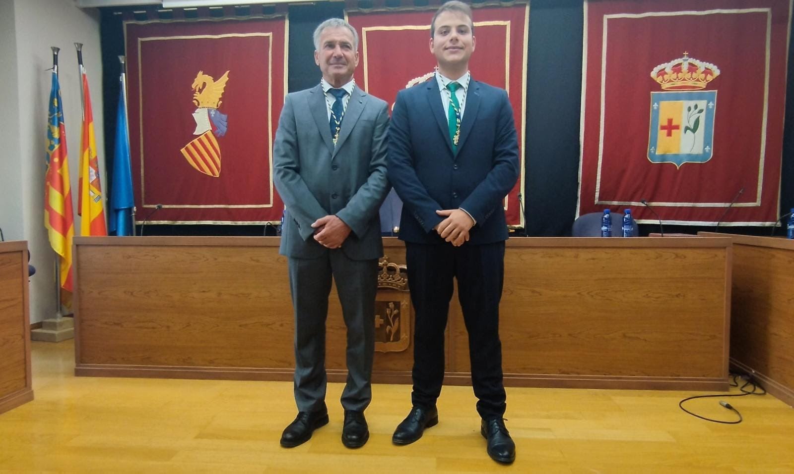 Ulpiano Mayoral, a la dreta, amb l'altre regidor d Vox a Benicarló, Antonio Fornés