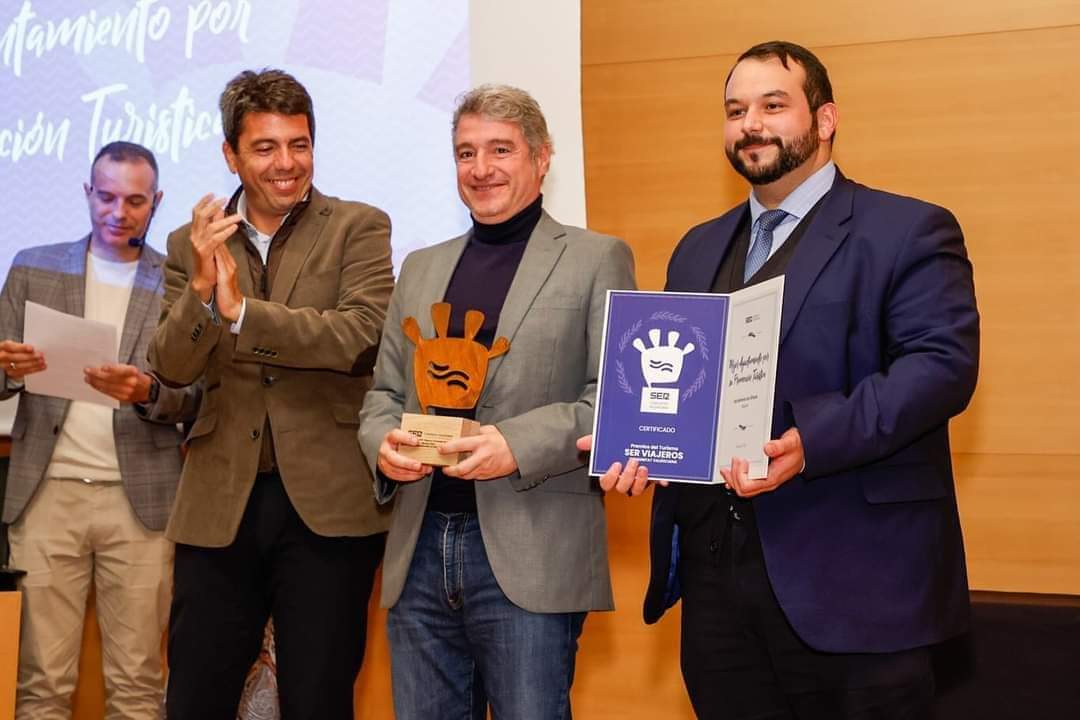 Gonzalo Montoya, regidor de Cultura d'Oriola amb Vox, a la dreta, al costat de l'alcalde d'Oriola, Pepe Vegara (PP) i del president de la Generalitat, Carlos Mazón