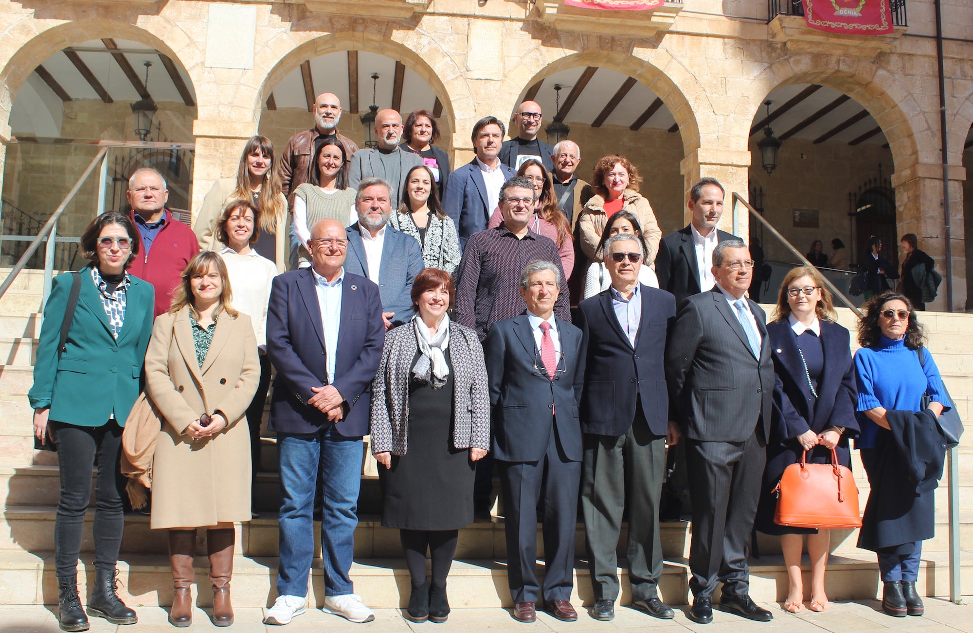 Representants de l'AVL i l'Ajuntament de Dénia en  l'acte de presentació de l’Escriptora de l’Any 2024 de l’AVL, Maria Ibars
