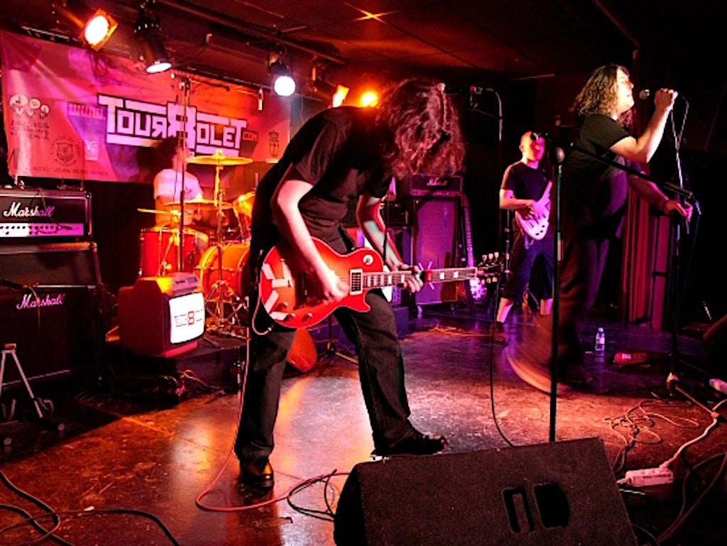 El grup Inòpia durant una actuació al Tourbolet Show | Viquipèdia
