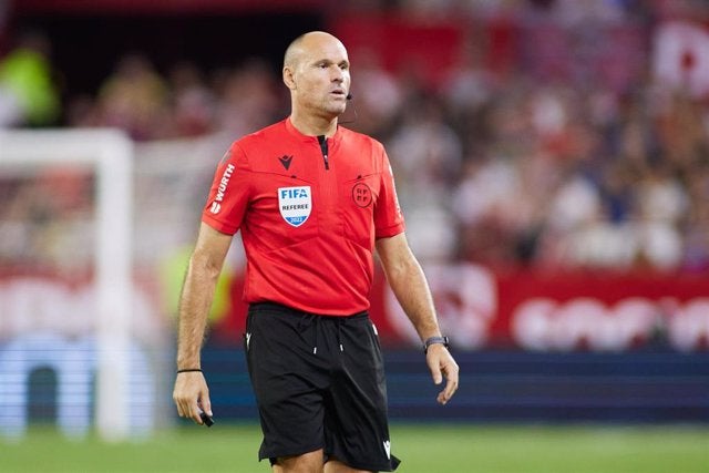 Mateu Lahoz demana un partit amistós entre equips valencians per fer un homenatge a les víctimes i per recaptar fons. Europa Press