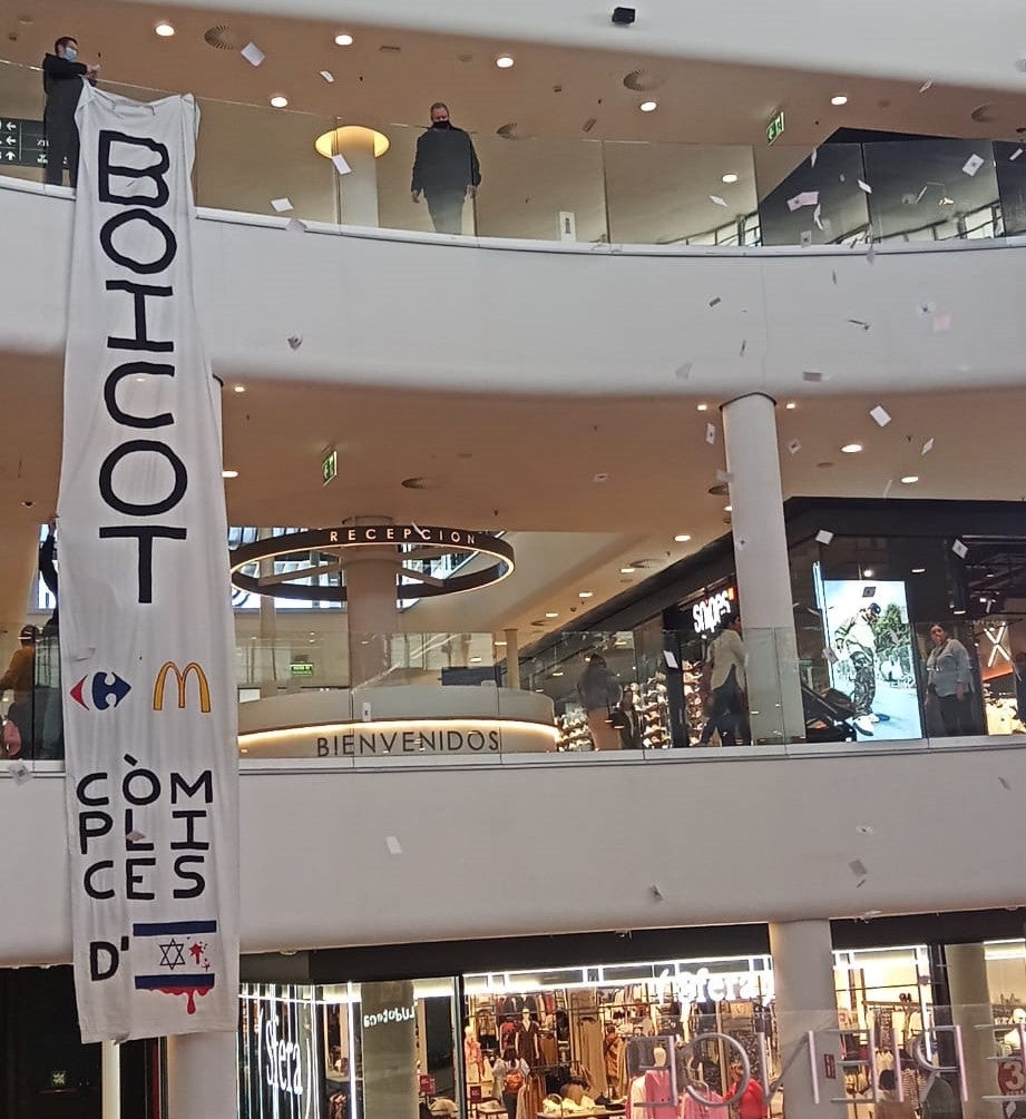 Pancarta demenant el boicot a Carrefour i McDonald's al centre comercial El Saler