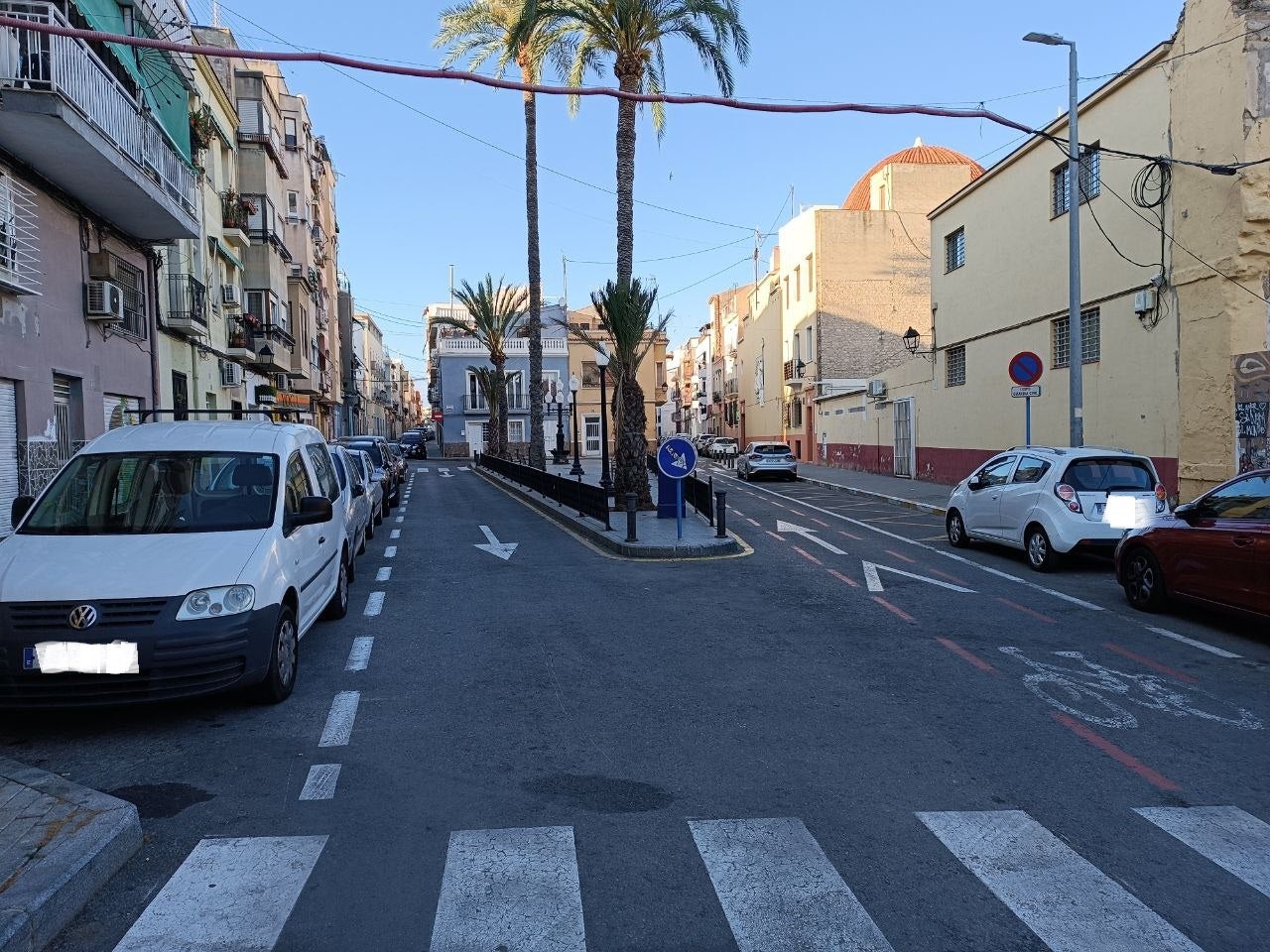 Entrada al carrer Sevilla, a la part baixa del barri alacantí de Carolines