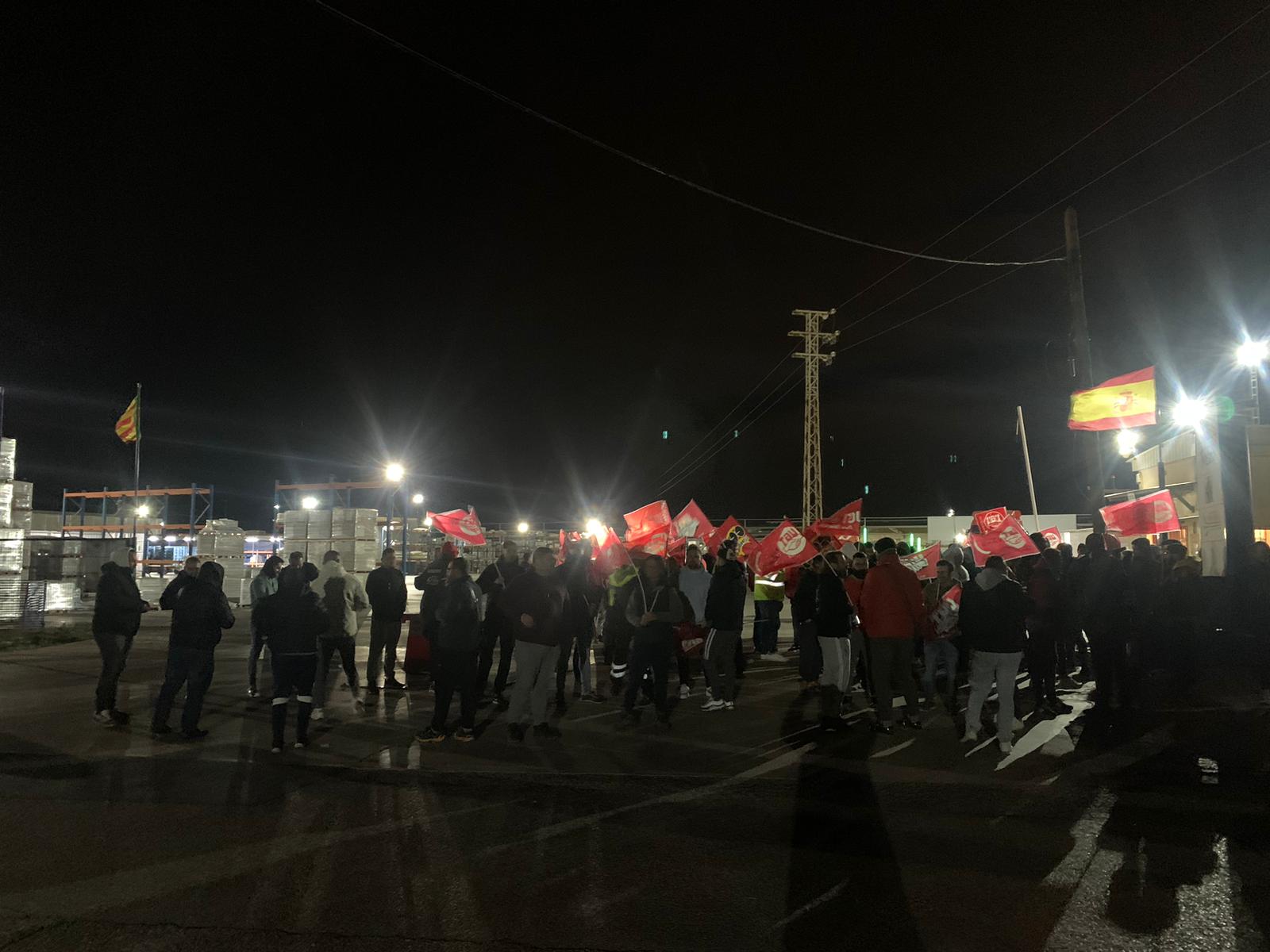 Piquet de vaguistes a primera hora del matí a una fàbrica de ceràmica