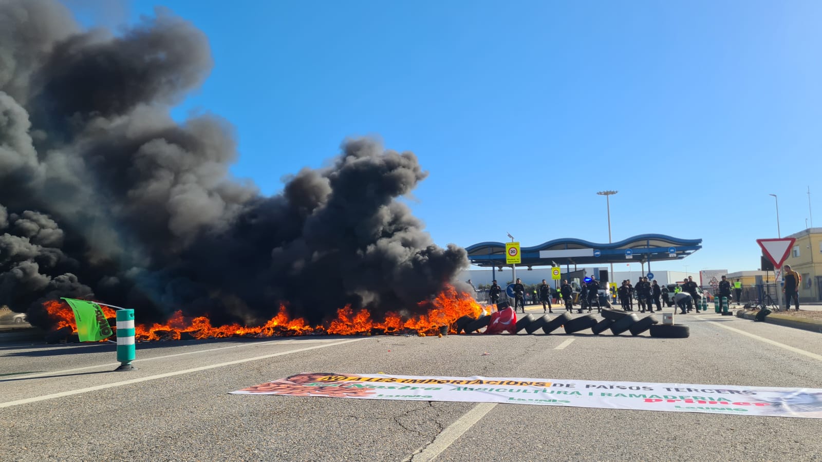 Barricada encesa al'entrada del Port de Castelló de la Plana