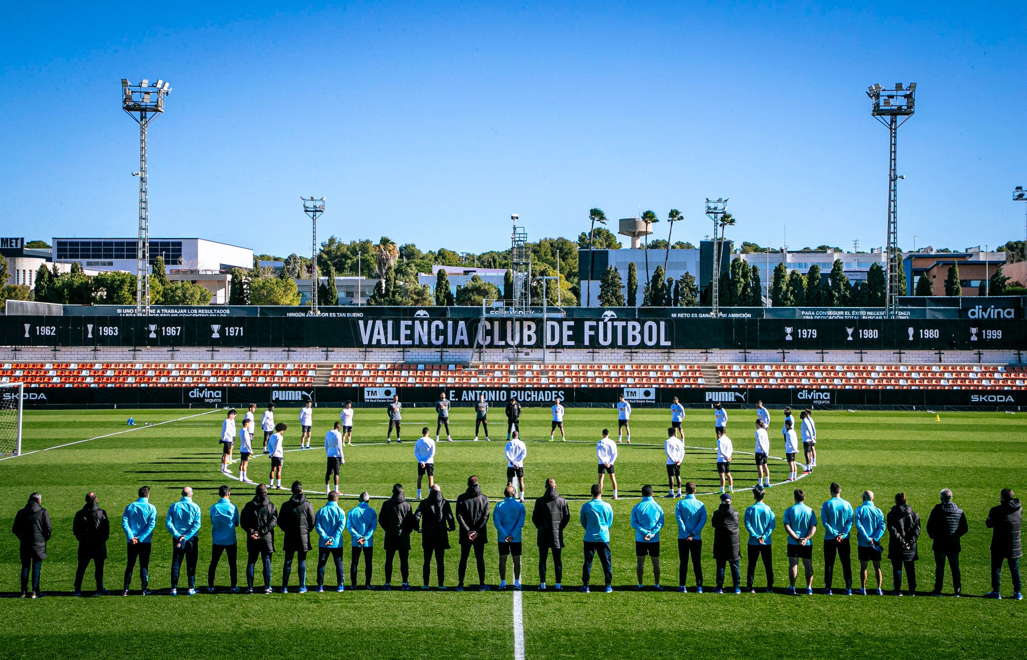 El València CF guarda un minut de silenci abans de l'entrenament | València CF