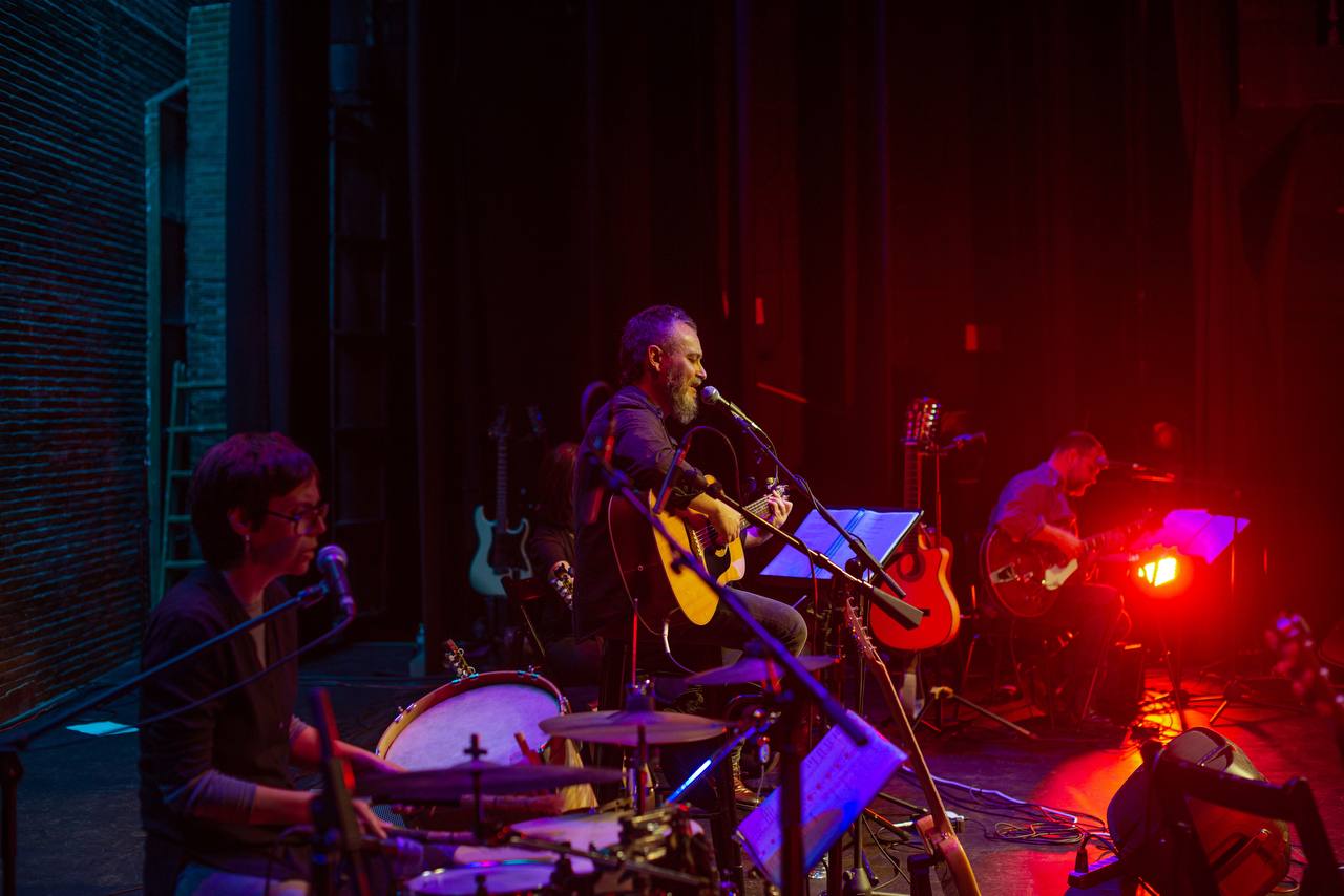 Tomàs de los Santos durant el concert al Teatre icalet on va enregistrar-se Viu i Directe