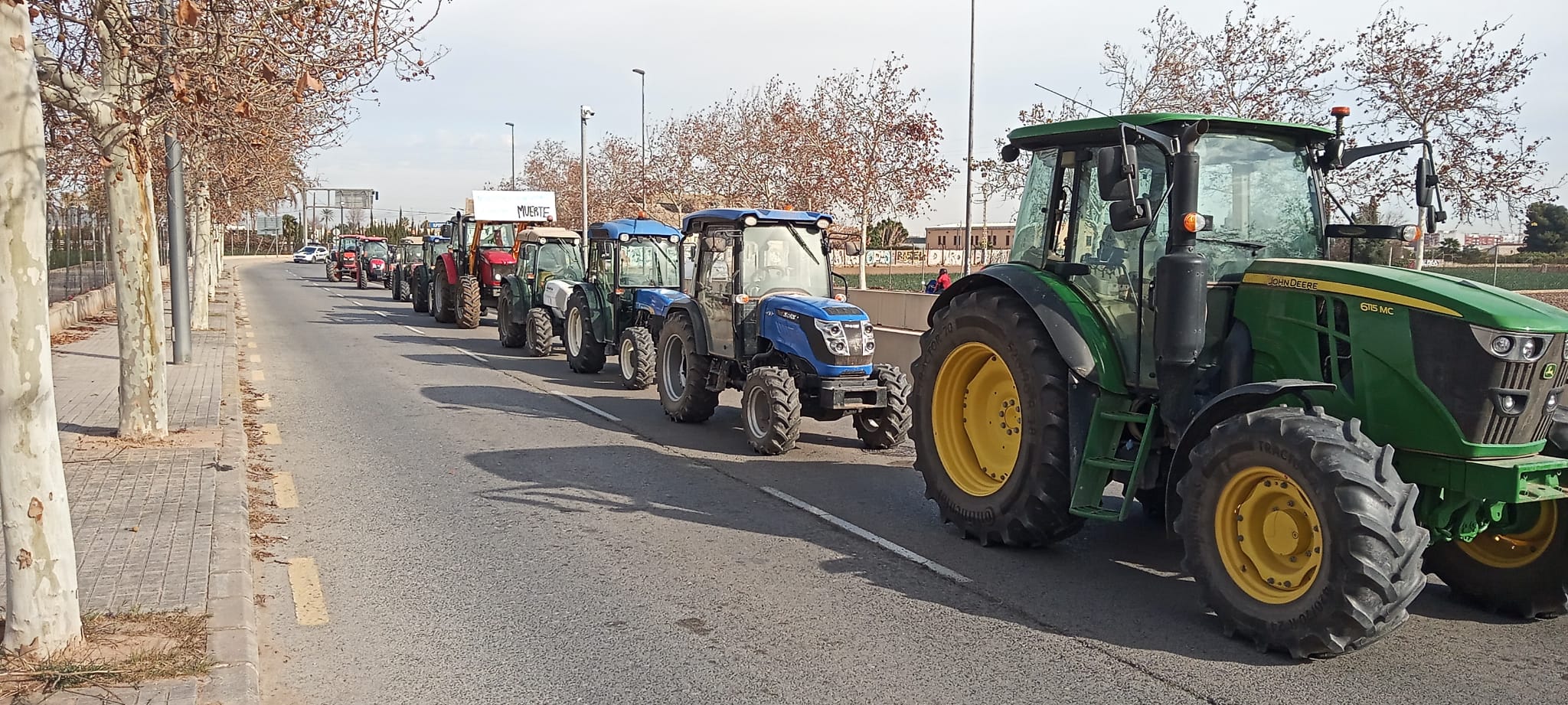 La tractorada bloquejant l'accés a València per la CV-315