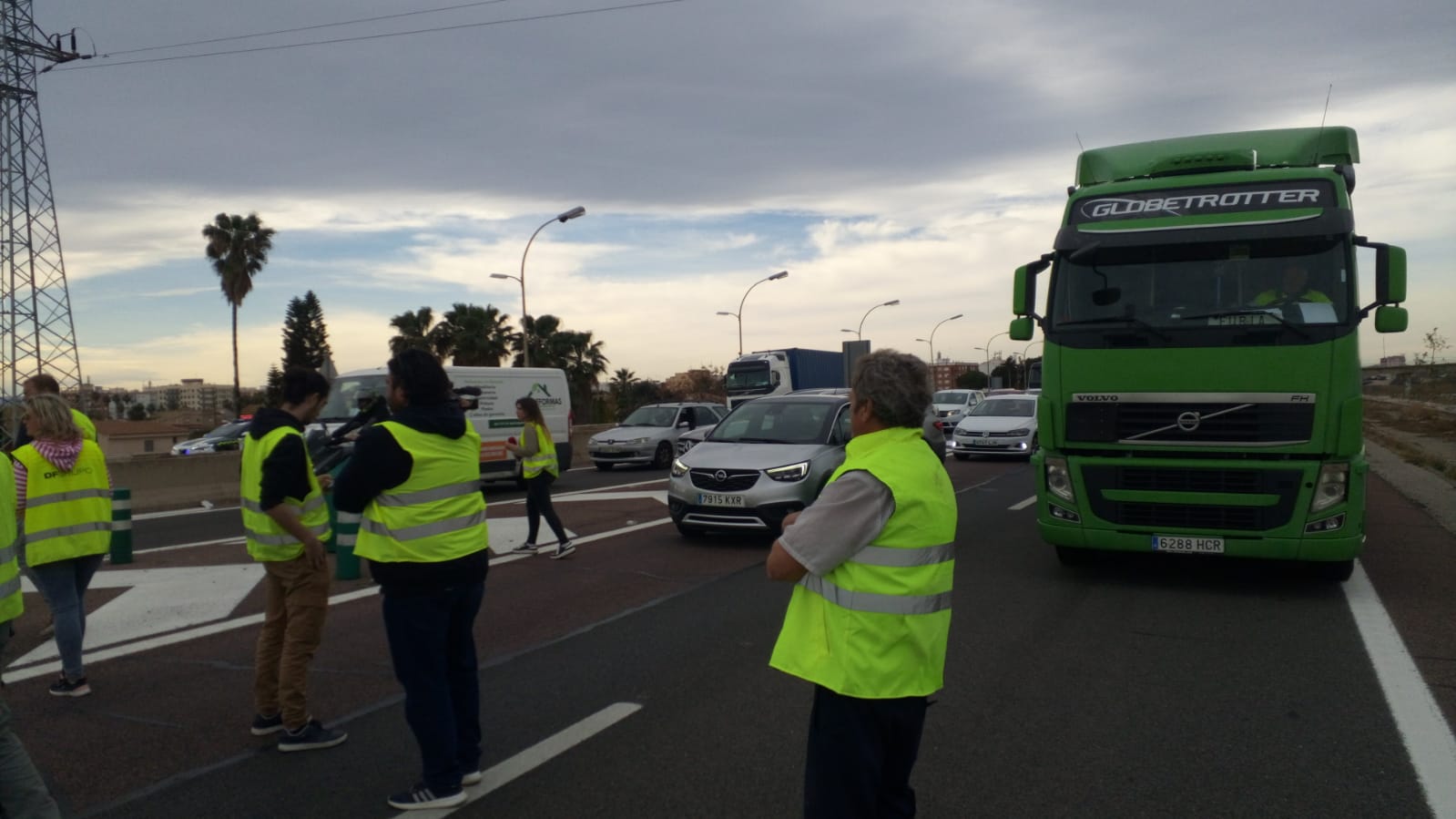 Bloqueig dels llauradors a l'accés sud del port de València