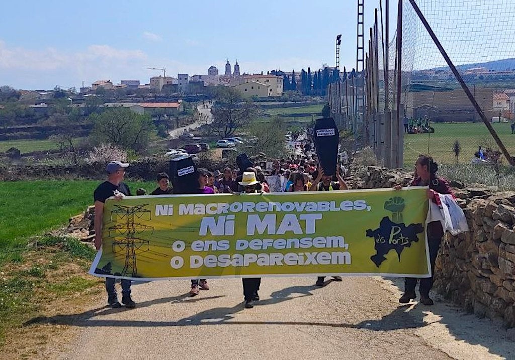 Centenars de persones es manifesten contra els macroparcs de renovables a Cinctorres el març del 2023