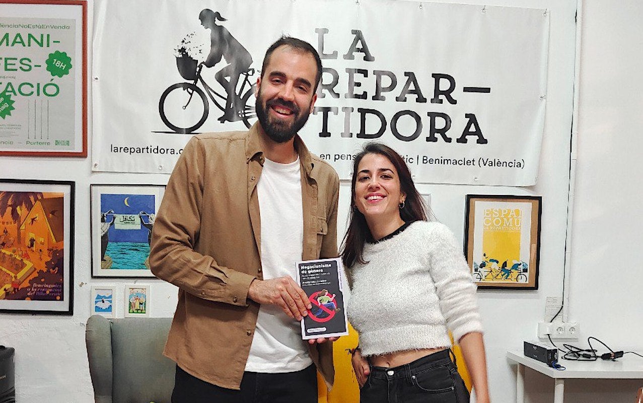 Alexis Lara, autor de «Negacionisme de gènere», i Rocio Vidal, «la gata d'Schrödinger» a Youtube, autora del pròleg