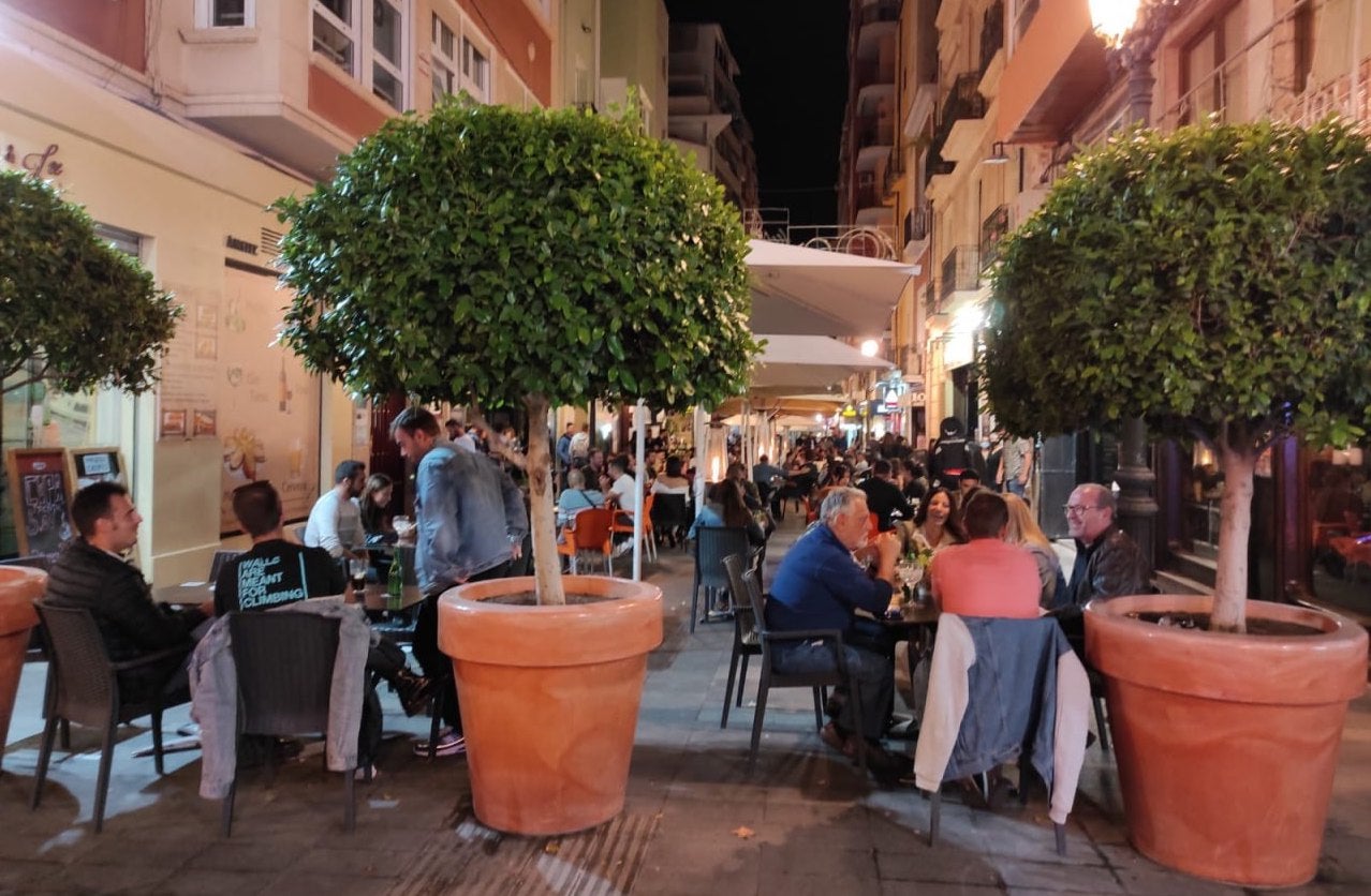 Terrasses al carrer Castaños d'Alacant | Twitter @VillaverdeMu