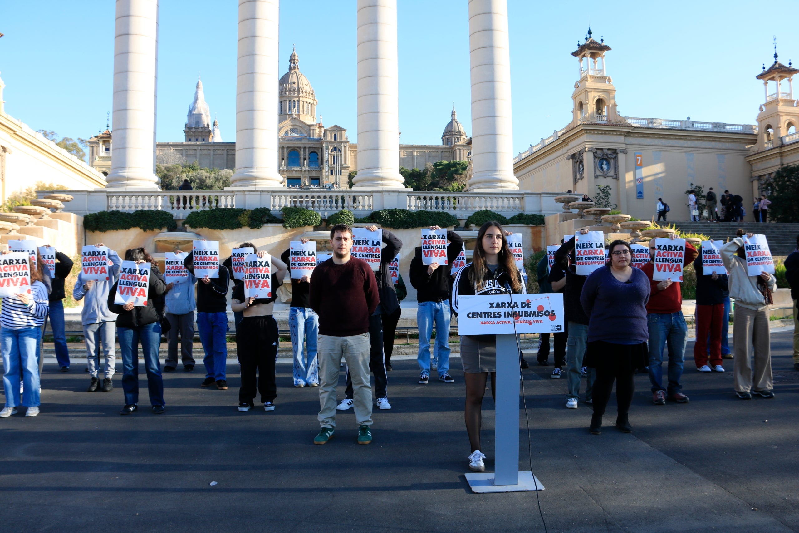 El Sindicat d'Estudiants dels Països Catalans (SEPC), amb suport de docents i Alerta Solidària, presenta davant les Quatre Columnes, a Barcelona, la Xarxa de Centres Insubmisos |  Laura Fíguls | ACN